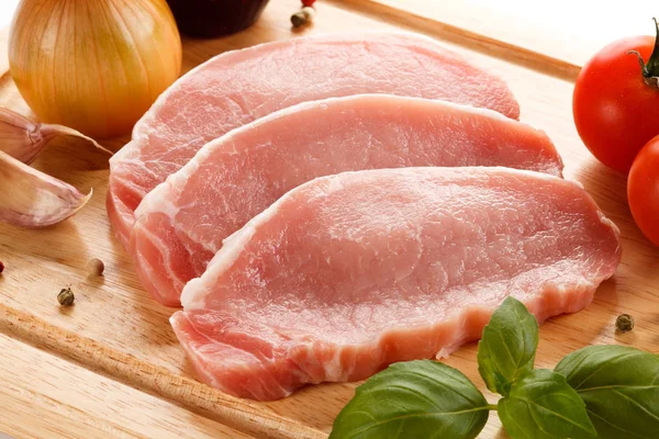 Rauw Varkensvlees Koteletten Snijplank Groenten — Stockfoto