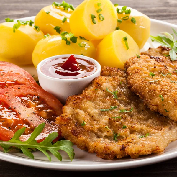 Costoletta Maiale Fritta Con Patate Sul Tavolo Legno — Foto Stock