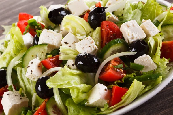 Griechischer Salat Auf Holzgrund — Stockfoto