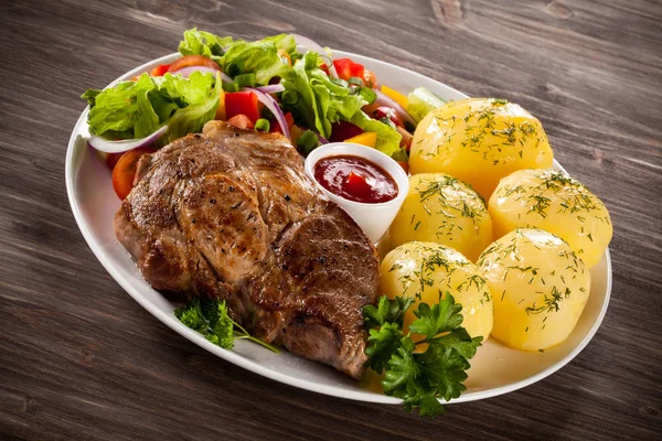Grilled Steak Boiled Potatoes Vegetable Salad — Stock Photo, Image