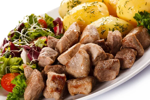 Grillad Biff Kokt Potatis Och Grönsakssallad — Stockfoto