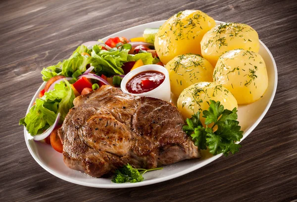 Grilled Steak Boiled Potatoes Vegetable Salad — Stock Photo, Image