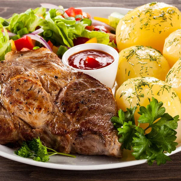 Roston Sült Steak Főtt Burgonya Zöldség Saláta — Stock Fotó