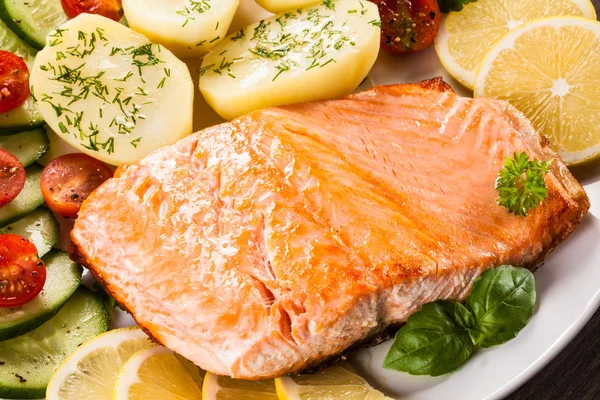 Salmone Alla Griglia Con Patate Sul Tavolo Legno — Foto Stock