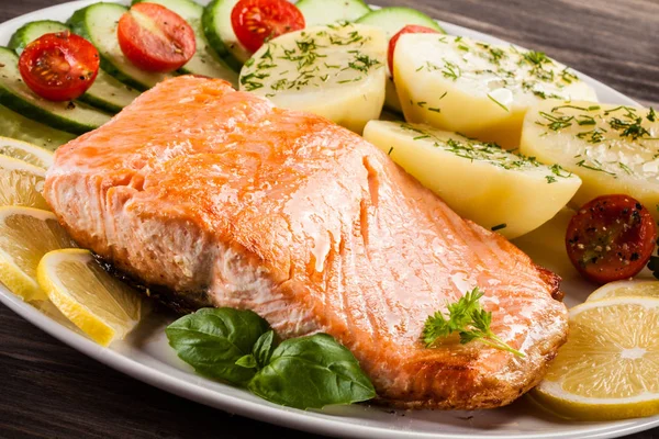 Salmón Parrilla Con Patatas Sobre Mesa Madera — Foto de Stock