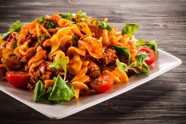 Macarrão Com Molho Tomate Mesa Madeira — Fotografia de Stock