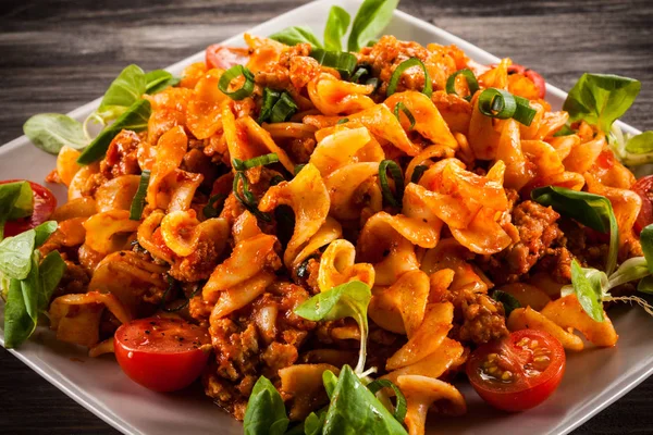 Pasta Met Tomatensaus Houten Tafel — Stockfoto