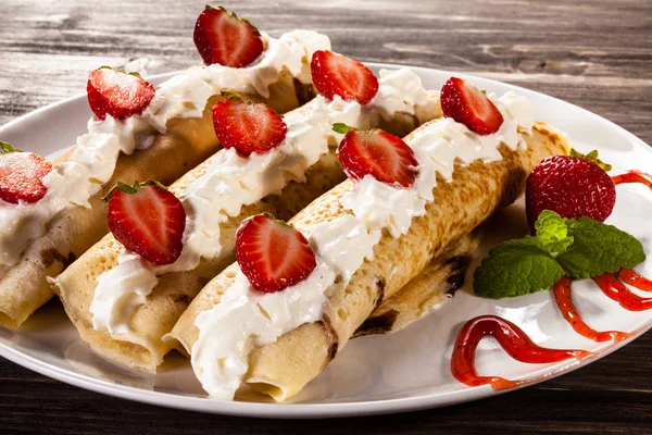 Crepes Con Fresas Crema —  Fotos de Stock