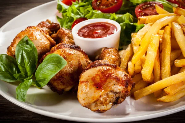 Gebratene Hühnerkeulen Mit Pommes Und Gemüse — Stockfoto