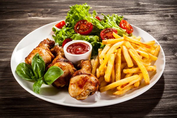 Pernas Frango Assadas Com Batatas Fritas Legumes — Fotografia de Stock