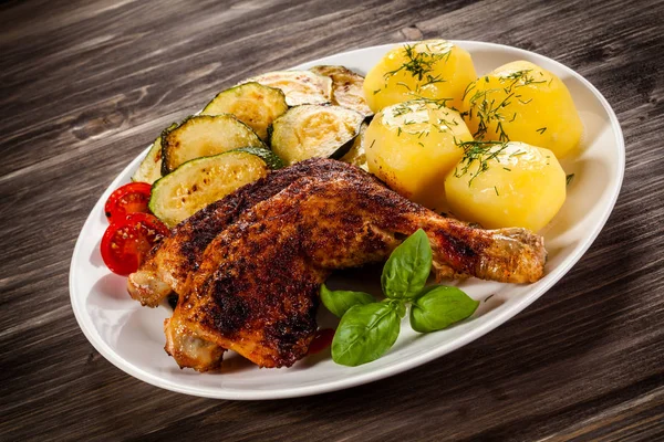 Perna Frango Grelhada Com Batatas Legumes Cozidos — Fotografia de Stock