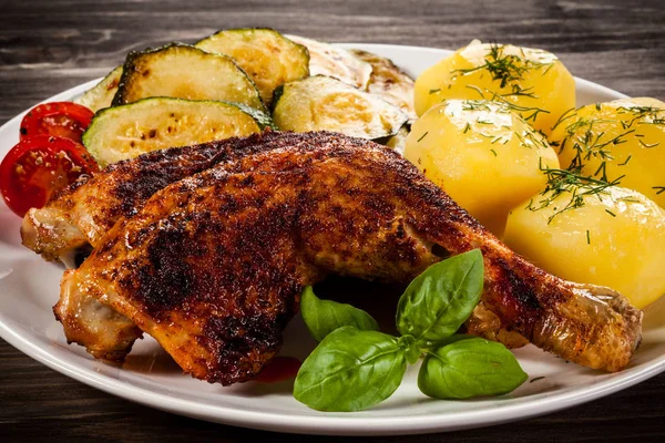 Barbecued Chicken Leg Boiled Potatoes Vegetables — Stock Photo, Image
