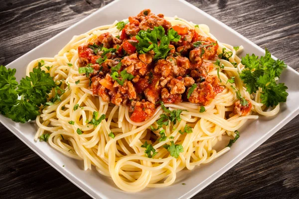 Спагетти Мясом Томатным Соусом Овощами — стоковое фото