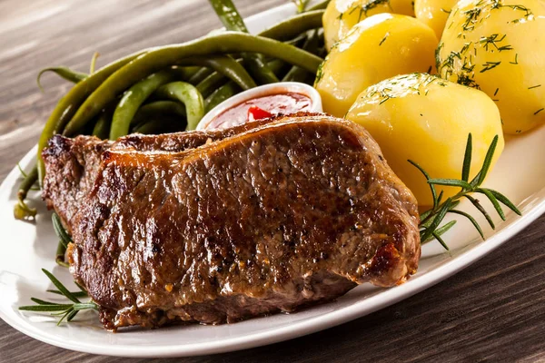 Carne Res Patatas Hervidas Verduras —  Fotos de Stock