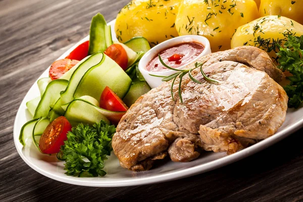 Steak Panggang Kentang Rebus Dan Salad Sayuran — Stok Foto