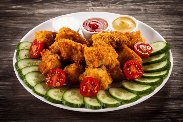 Fried Chicken Nuggets Och Grönsaker — Stockfoto