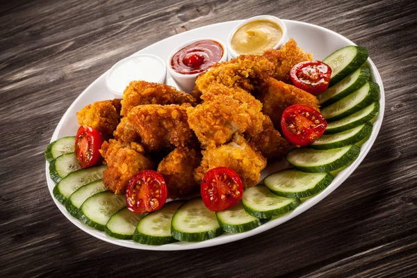 フライド チキン ナゲットと野菜 — ストック写真