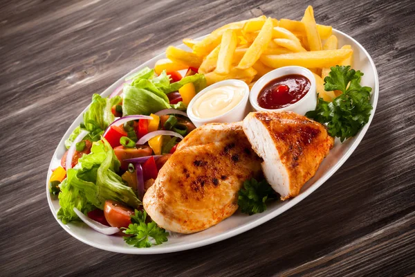 Filé Frango Grelhado Com Batatas Fritas Mesa Madeira — Fotografia de Stock