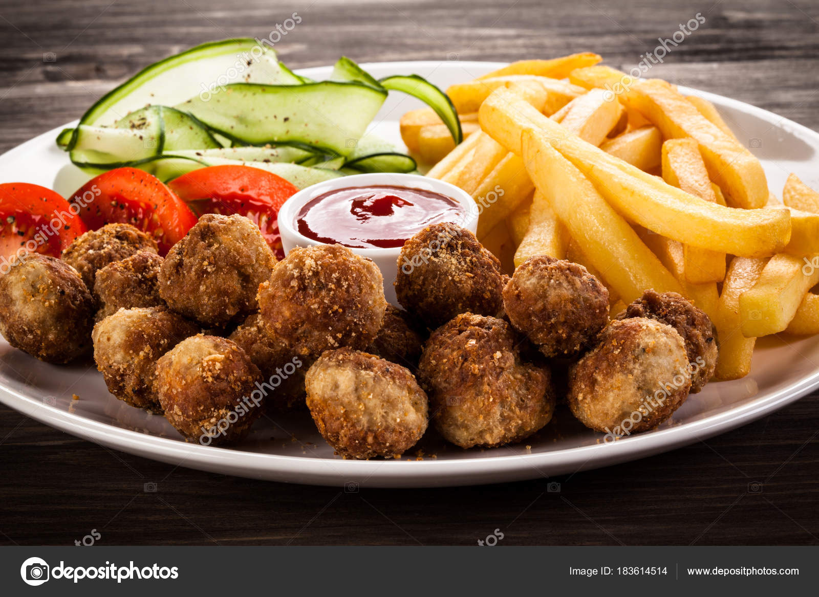 Patates ile hızlı kızarmış köftesi Patates ile hızlı kızarmış köftesi