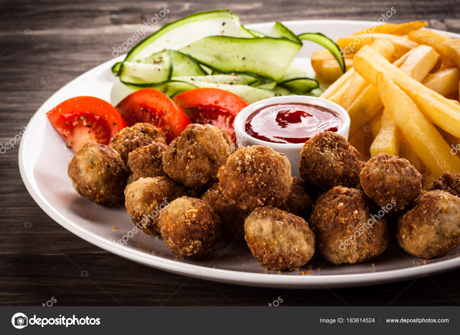 Patates ile hızlı kızarmış köftesi Patates ile hızlı kızarmış köftesi
