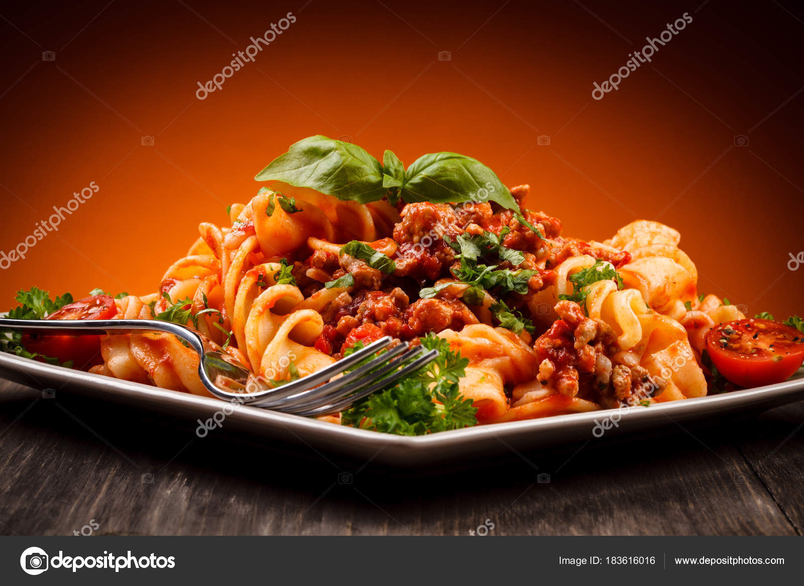 Pâtes Viande Sauce Tomate Légumes image libre de droit par gbh007 © 183616016