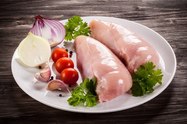 Filetes Frango Cru Com Legumes — Fotografia de Stock