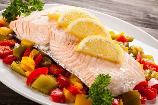 Gebratener Lachs Und Gemüse — Stockfoto