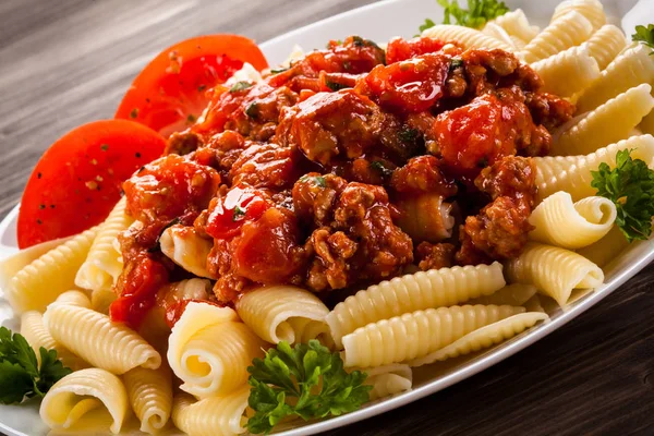 Penne Mit Fleisch Tomatensauce Und Gemüse — Stockfoto