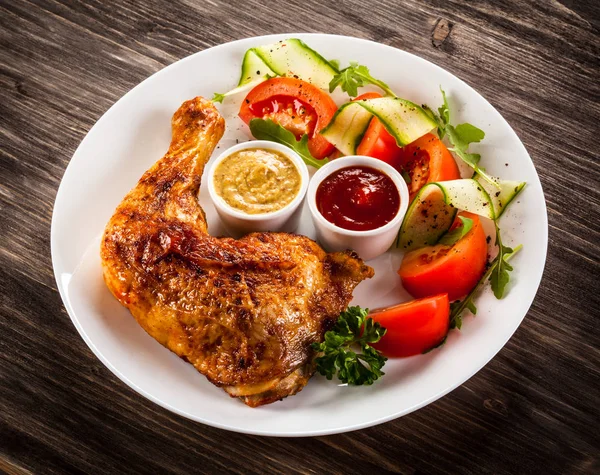 Grilled Turkey Legs Chips Vegetables — Stock Photo, Image