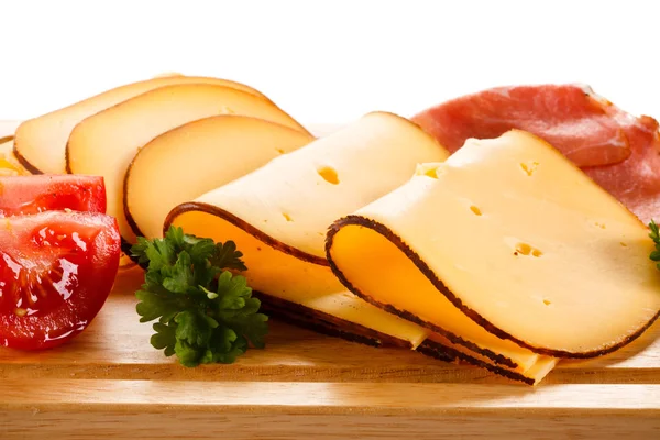 白色背景切割板上的奶酪 — 图库照片
