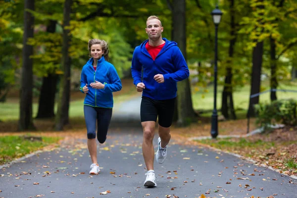 健康的生活方式 在公园里奔跑的女人和男人 — 图库照片
