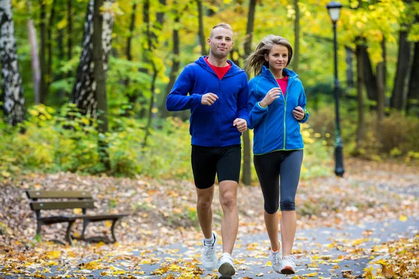 Stile Vita Sano Donna Uomo Che Corrono Nel Parco — Foto Stock