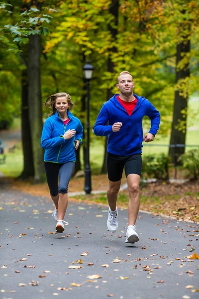 健康的なライフ スタイル 女性と公園で走っている男 — ストック写真