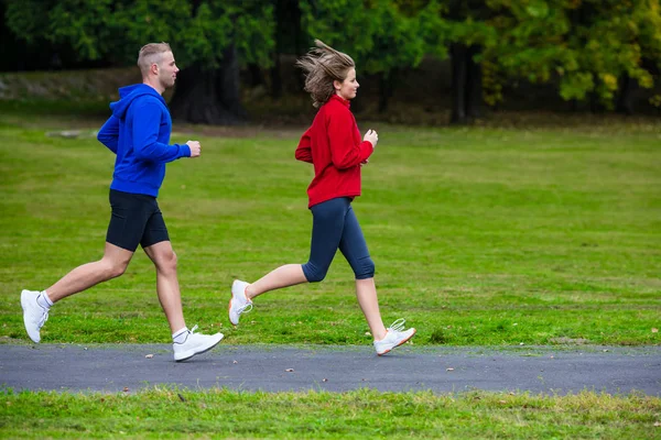 健康的生活方式 在公园里奔跑的女人和男人 — 图库照片