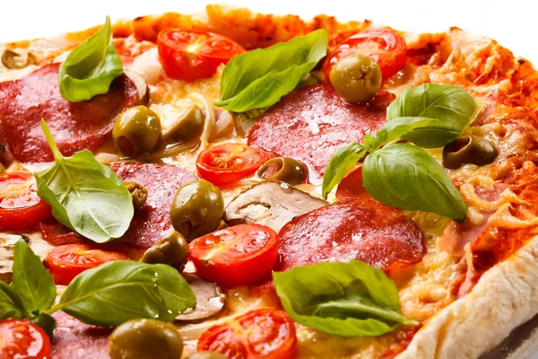 Pepperoni Pizza Pomidorami Oliwkami — Zdjęcie stockowe