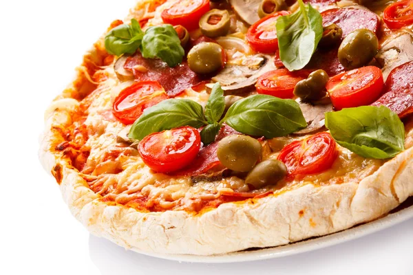 Pizza Peperoni Mit Tomaten Und Oliven — Stockfoto