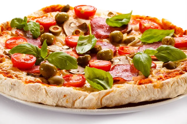 Pizza Pepperoni Con Tomates Aceitunas —  Fotos de Stock