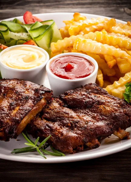 Lekkere Gegrilde Tussenribstuk Met Frietjes Groenten — Stockfoto