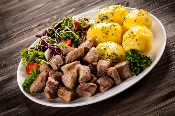 Carne Grelhada Com Batatas Legumes Cozidos — Fotografia de Stock