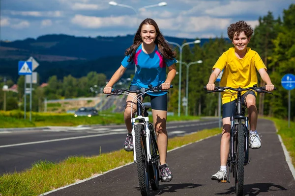 Estilo Vida Saudável Menina Adolescente Menino Bicicleta — Fotografia de Stock