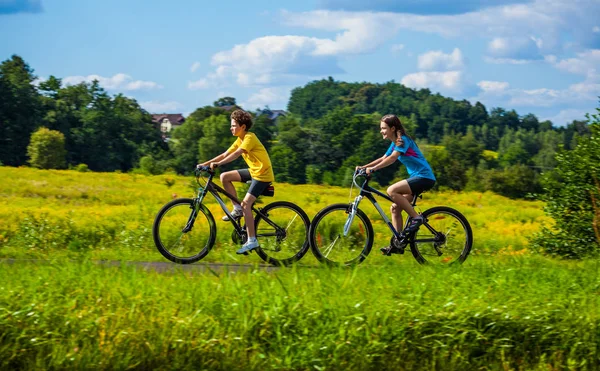 Hälsosam Livsstil Tonårig Flicka Och Pojke Cykling — Stockfoto