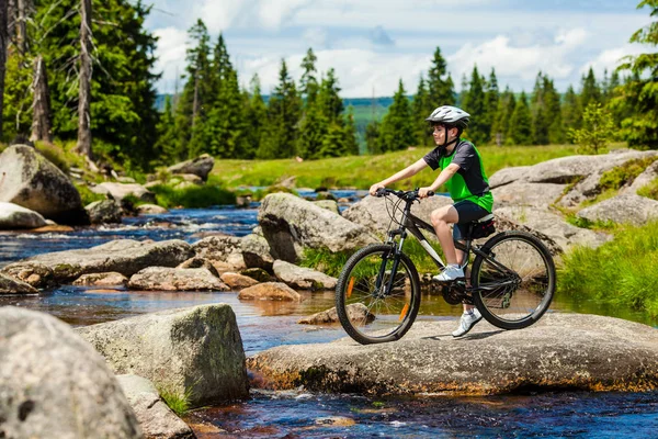 Pojke Cykling Skogen — Stockfoto