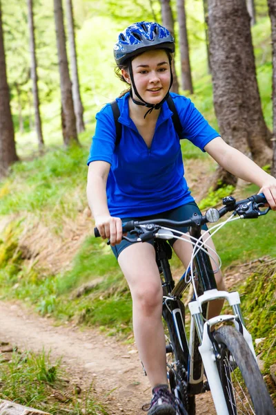Sağlıklı Yaşam Genç Kız Bisiklete Binme — Stok fotoğraf