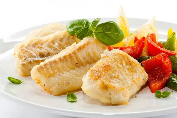 白い背景の上の野菜と揚げ魚タラ — ストック写真