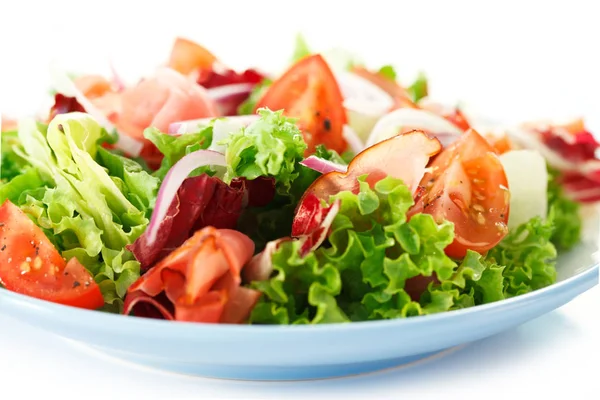 Salade Met Gerookte Ham Witte Achtergrond — Stockfoto