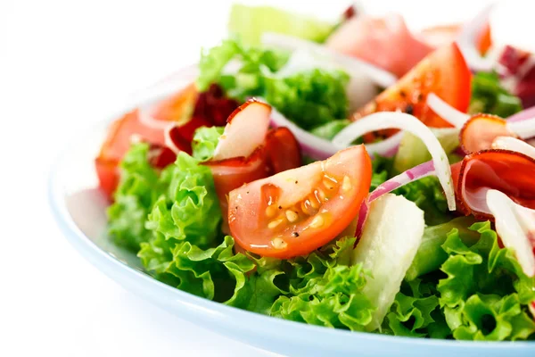 Salat Mit Geräuchertem Schinken Auf Weißem Hintergrund — Stockfoto