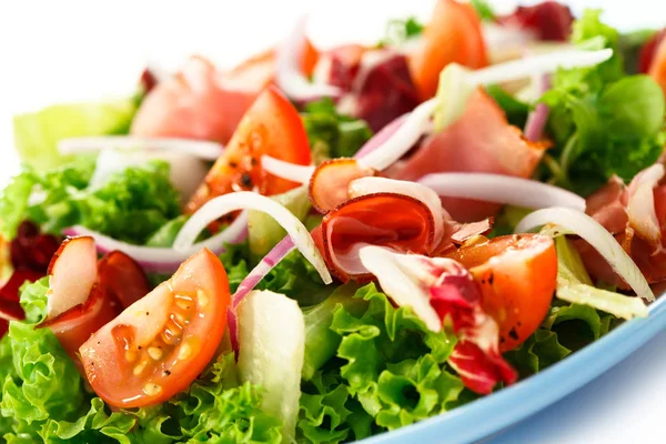 Ensalada Con Jamón Ahumado Sobre Fondo Blanco —  Fotos de Stock