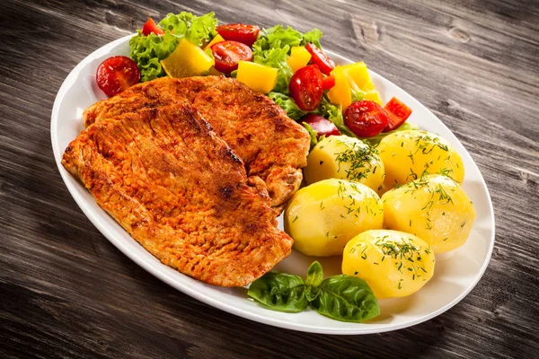 Chuletas Cerdo Parrilla Patatas Hervidas Ensalada Verduras —  Fotos de Stock