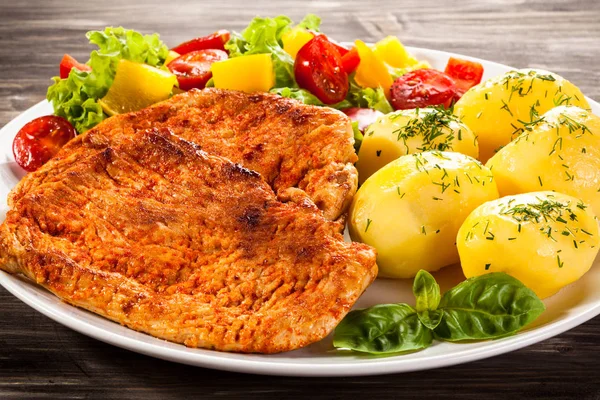 Gegrilde Koteletten Gekookte Aardappelen Groente Salade — Stockfoto