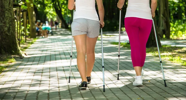 Caminata Nórdica Personas Activas Haciendo Ejercicio Parque — Foto de Stock